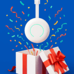 Door AI gemaakte afbeelding van een witte P1 meter die uit een witte kadodoos met rood lint komt, voor een blauwe achtergrond.